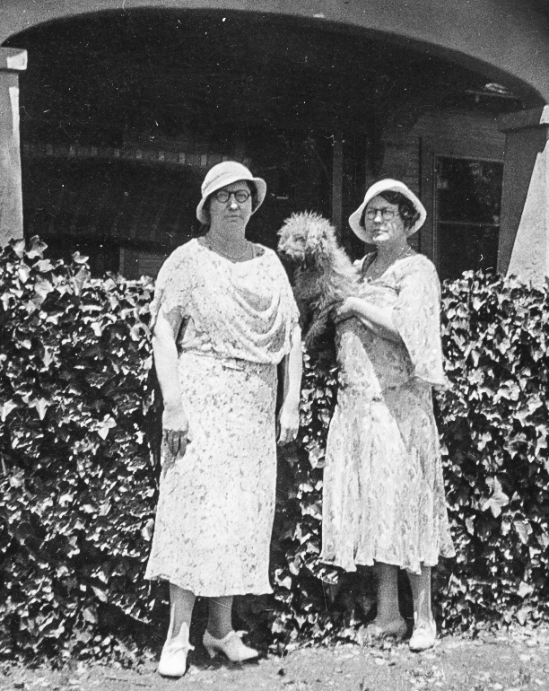 May and Jennie Photograph of May (Coats) Horton and Jennie (Coats) White